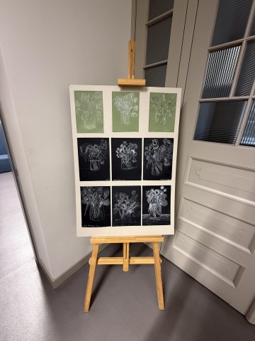 Skolēnu vizuālās mākslas darbu izstāde “Rudens ziedi” bibliotēkas telpās Krišjāņa Valdemāra ielā 48